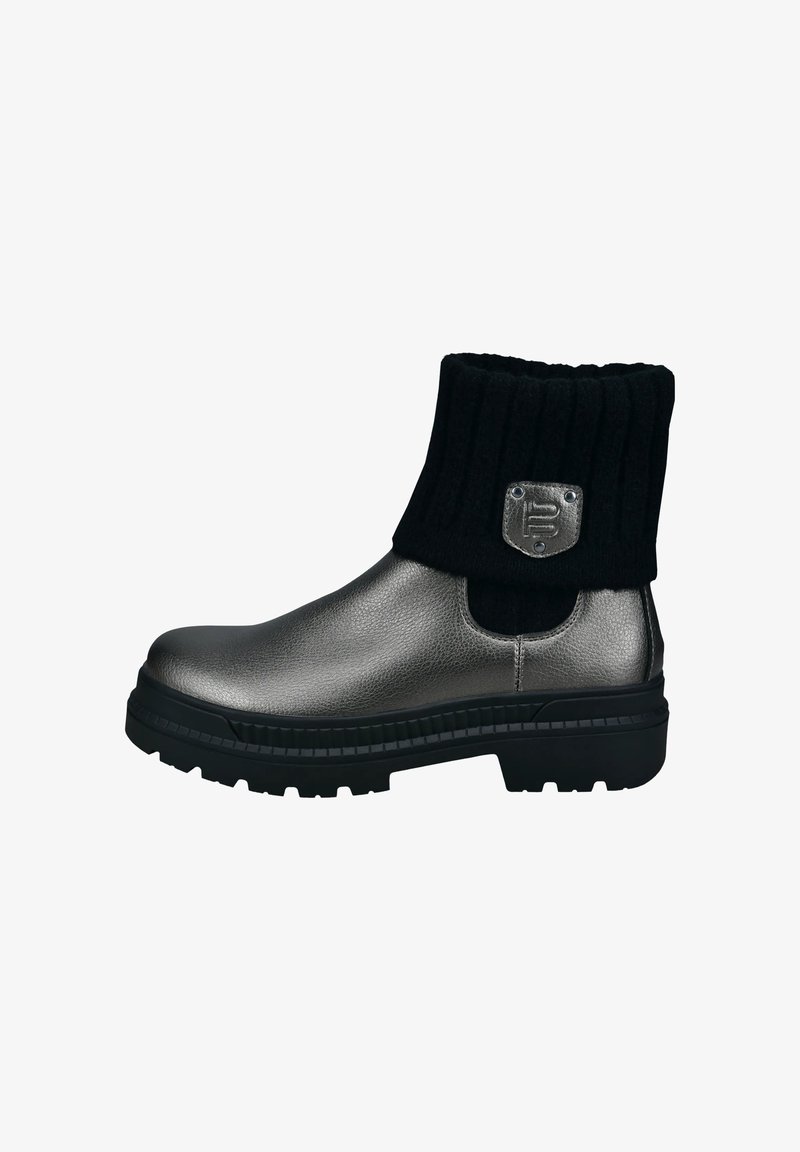 Metallisch silberner Knöchelstiefel mit einem gerippten schwarzen Strickbund, einer strukturierten Oberfläche und einer schwarzen Gummisohle mit Profil für besseren Halt. Akzentuierung mit silbernem Zubehör.