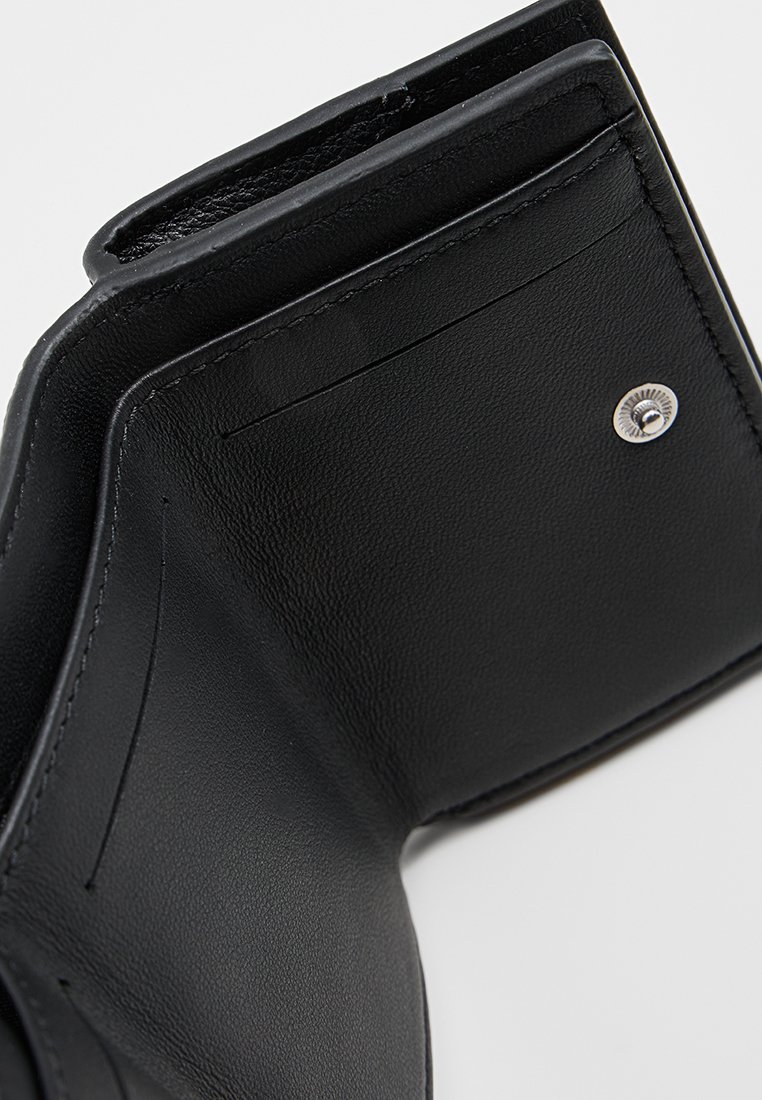 Schwarze Lederbörse mit glatter Textur, ausgestattet mit Kartenfächern, einem silbernen Druckknopf und minimalistischer Gestaltung ohne zusätzliche Muster.