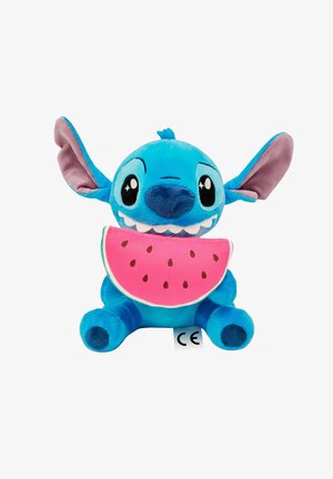 Giocattolo di peluche blu con grandi orecchie, che tiene una fetta di anguria rosa. Texture morbida, forma rotonda, con dettagli del volto cuciti. Marchio CE visibile.