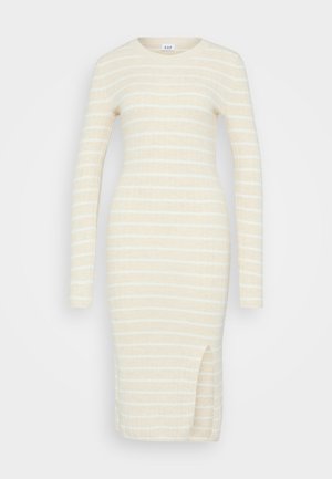 Strickkleid mit langen Ärmeln, cremefarbenen und weißen horizontalen Streifen, rundem Halsausschnitt und einem seitlichen Schlitz am Saum. Weicher Stoff und taillierter Schnitt.