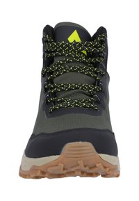 Gröna och svarta vandrarskor med texturerad tyg, förstärkt tåhuvud, reflexsnören med gula accenter och en slitstark gummisula.