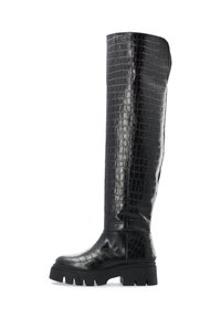 Botas negras hasta la rodilla con un acabado brillante, textura de cuero con relieve de cocodrilo, suela gruesa y diseño de punta redonda.