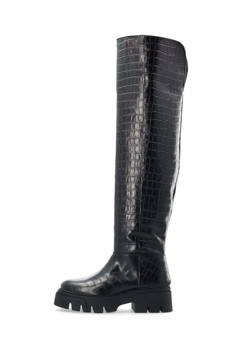Botas negras hasta la rodilla con un acabado brillante, textura de cuero con relieve de cocodrilo, suela gruesa y diseño de punta redonda.