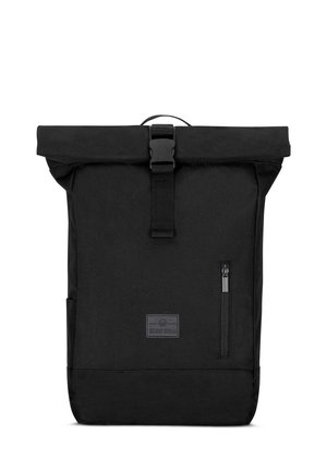 Sac à dos noir à rabat enroulable, fabriqué en tissu robuste, doté d'une poche zippée à l'avant, d'un patch logo et d'une fermeture à boucle ajustable.