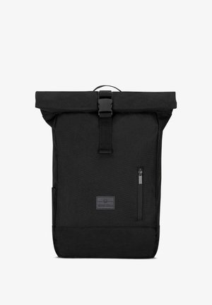 Mochila negra tipo roll-top hecha de una tela resistente, que cuenta con un bolsillo frontal con cremallera, un parche con el logo y un cierre de hebilla ajustable.
