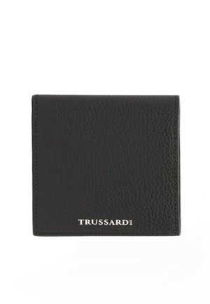Schwarze, genarbte Lederbrieftasche mit sichtbaren Nähten und dem "TRUSSARDI"-Logo in silberner Schrift vorne in der Mitte.
