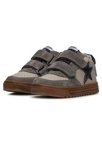 Sneakers grigi e beige con un accento a stella, dotati di una tomaia in suede, design perforato, cinturini in Velcro e una suola in gomma testurizzata.