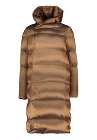 Langer brauner Steppmantel mit hohem Kragen und gesteppter Textur, mit gerade geschnittenem Schnitt und minimaler Hardware für ein elegantes Aussehen.