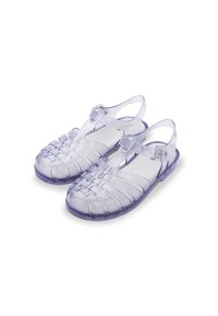 Sandalias de plástico púrpura translúcidas con un diseño tejido, parte trasera abierta y correa ajustable para un ajuste seguro. Suela plana con superficie texturizada.