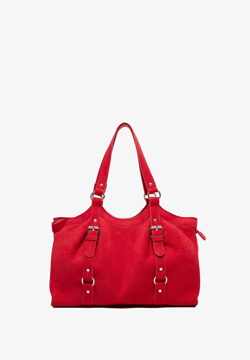 Grand sac à main rouge avec double anse, sangles décoratives à boucles et fermeture éclair sur fond blanc.
