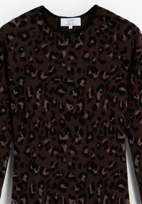 Suéter de leopardo en marrón oscuro, con acentos en negro y metálicos, textura de punto, cuello redondo y mangas largas.