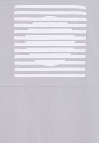 Tela gris con una textura suave. Presenta un gráfico blanco de líneas horizontales y un círculo, creando un diseño minimalista.
