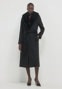 Calliope CON EFFETTO - Cappotto classico - nero