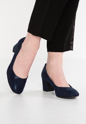 Chaussures à talons hauts bleu marine avec un motif texturé, bout arrondi et talon épais. Matériau lisse et brillant avec un éclat subtil.