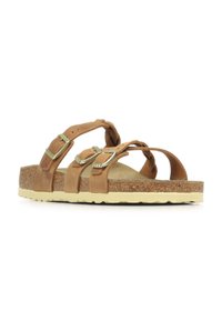 Sandales en cuir brun avec boucles réglables, semelle en liège et semelle en caoutchouc texturé. Design ouvert avec des brides croisées pour la ventilation.