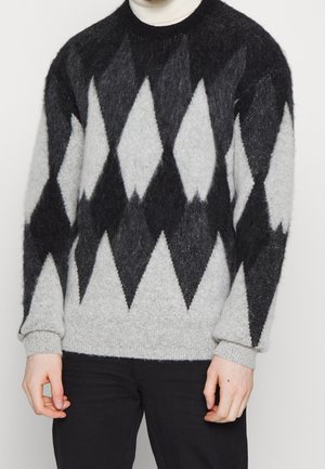 Gestrickter Pullover in Grau, Schwarz und Weiß mit einem Rautenmuster. Weiche Textur, gerippte Ärmelbündchen und runder Ausschnitt.