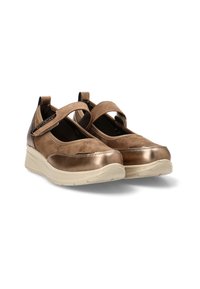 Zapatos metálicos marrones con acabado de ante, que presentan dos correas ajustables y una suela de goma. Textura suave con un diseño de punta redondeada.