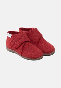 Rode wollen slippers met verstelbare klittenbandsluitingen en zachte bruine rubberen zolen, ontworpen voor comfort en makkelijke draagt.