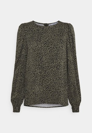 Langärmlige Bluse mit schwarzen abstrakten Flecken auf olivgrünem Stoff, rundem Ausschnitt und geknöpften Ärmeln.