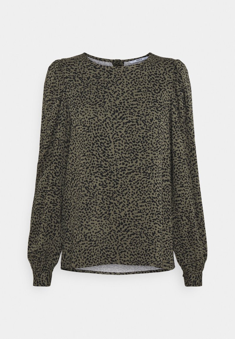 Blouse à manches longues avec des taches abstraites noires sur un tissu vert olive, col rond et manches avec poignets.