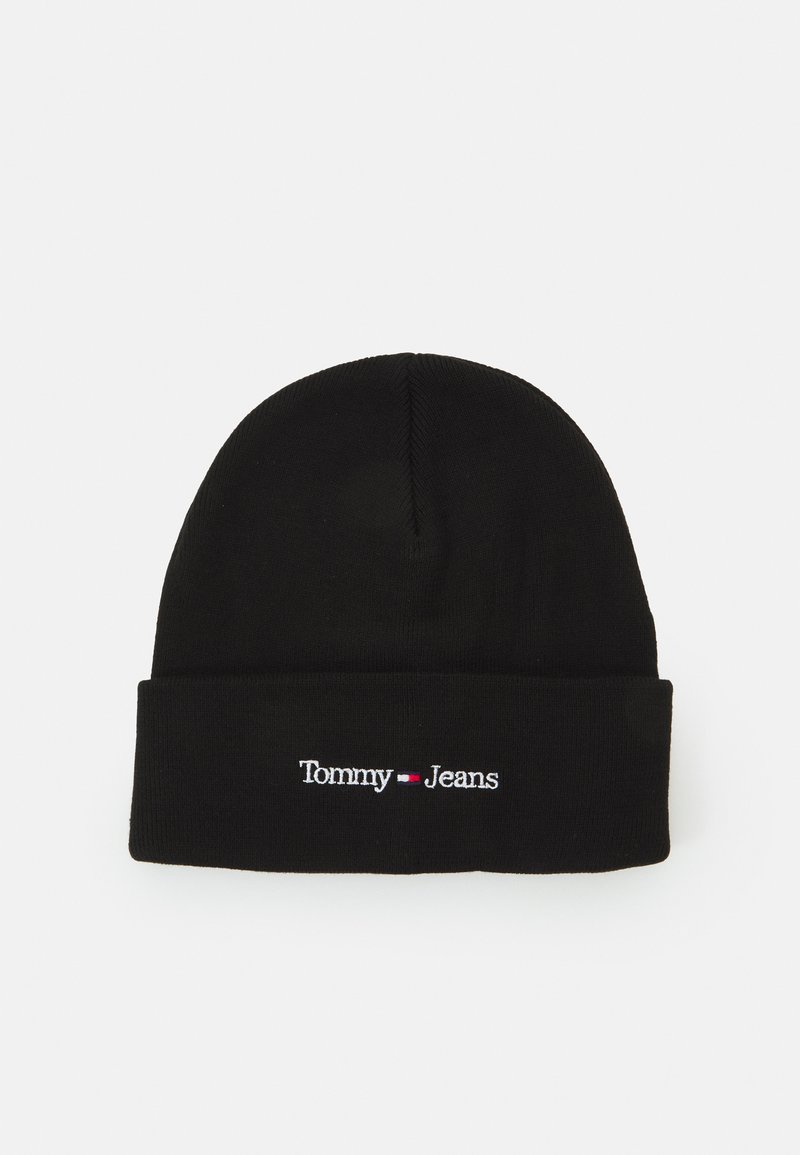Czarna dzianinowa czapka z wywiniętym brzegiem, z haftowanym białym logo "Tommy Jeans" oraz akcentami w kolorze czerwonym i niebieskim. Miękka tekstura, dobrze dopasowana.
