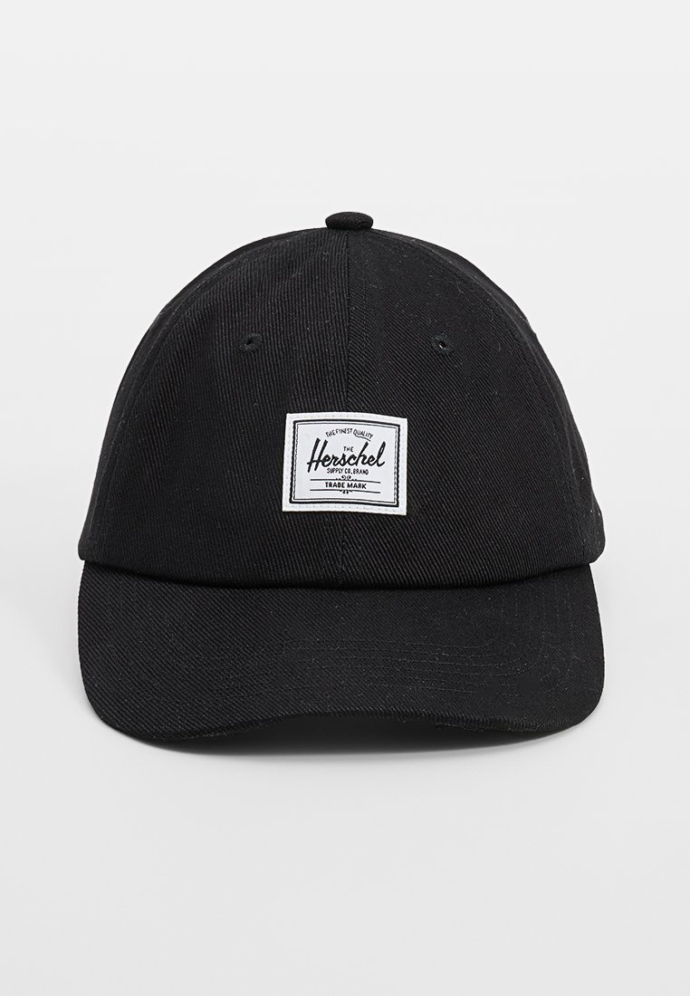 Zwarte baseballpet met een gestructureerde kroon, gebogen klep en een wit rechthoekig logo-opdruk op de voorkant. Gemaakt van textuurstof.