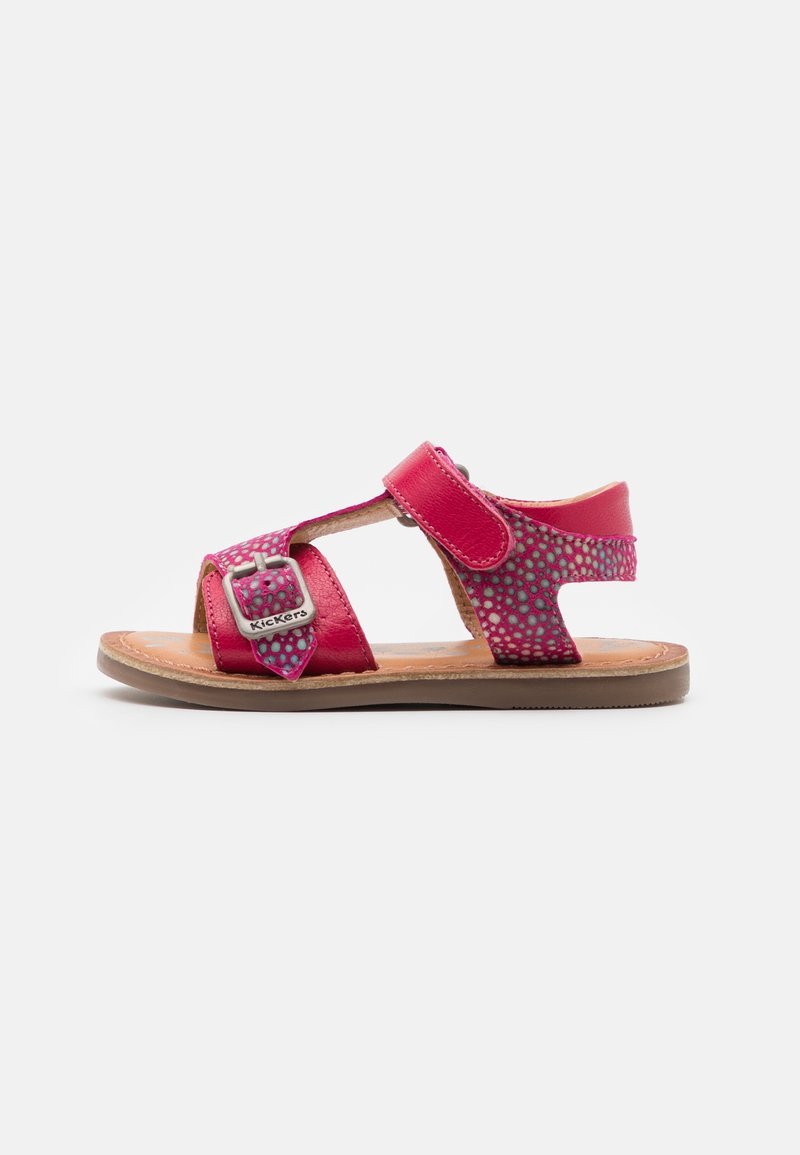 Sandale rouge et rose pour enfants avec boucle ajustable et bandes velcro, motif texturé et semelle plate marron sur fond blanc.