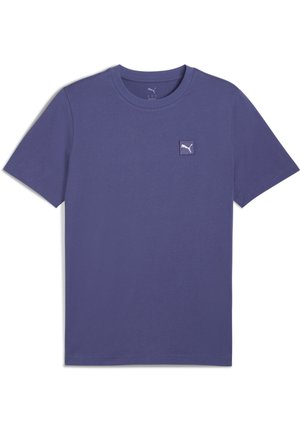 Lilla bomuld t-shirt med rund hals og korte ærmer, der har et lille hvidt logo i en firkant på venstre brystområde.
