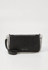 Mustan keinopytonnahan olkalaukku hopeisella ketjuhihnalla ja logodetaljilla. Sileä pinta, suorakaiteen muotoinen ja irrotettava hihna.