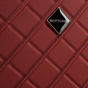 Matériau texturé rouge avec un motif en losange ; présente un logo en forme de losange noir portant l'inscription "Wittchen" au centre.