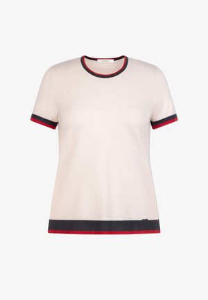Baumwoll-T-Shirt in Creme mit kontrastierenden roten und maritimen blauem Saum an den Ärmeln und dem Abschluss. Klassischer Rundhalsausschnitt, kurze Ärmel, lockere Passform.