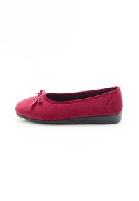 Ballerine in suede rosso scuro con punta arrotondata e piccolo fiocchetto decorativo davanti. Presenta una suola nera e testurizzata.