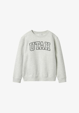 Világosszürke pulóver kerek nyakkivágással és bordás mandzsettával. Mellette a "UTAH" felirat vastag fekete betűkkel található a mellkason.