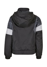 Svart bomberjakke med hette, med dyreprint-detaljer, elastiske mansjetter og kant. Laget av blankt, vattert materiale.