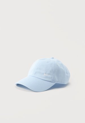 Lichtblauwe Nike baseballpet met gebogen klep en klein wit swoosh-logo op het voorpaneel, getoond op een effen witte achtergrond.
