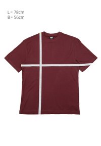 Bordeauxrode T-shirt met korte mouwen met witte meetlinten die een lengte van 78 cm en breedte van 56 cm tonen op een witte achtergrond.