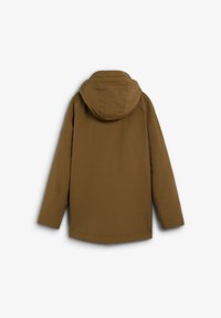 Chaqueta marrón con capucha y textura suave y mate. Presenta un corte recto y un ajuste holgado, diseñada para la comodidad y la funcionalidad.