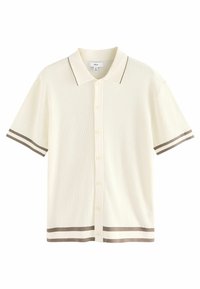 Camiseta polo de manga corta de canalé en color crema con cuello, que presenta franjas marrones en las mangas y el dobladillo, y cierre de botones en la parte delantera.