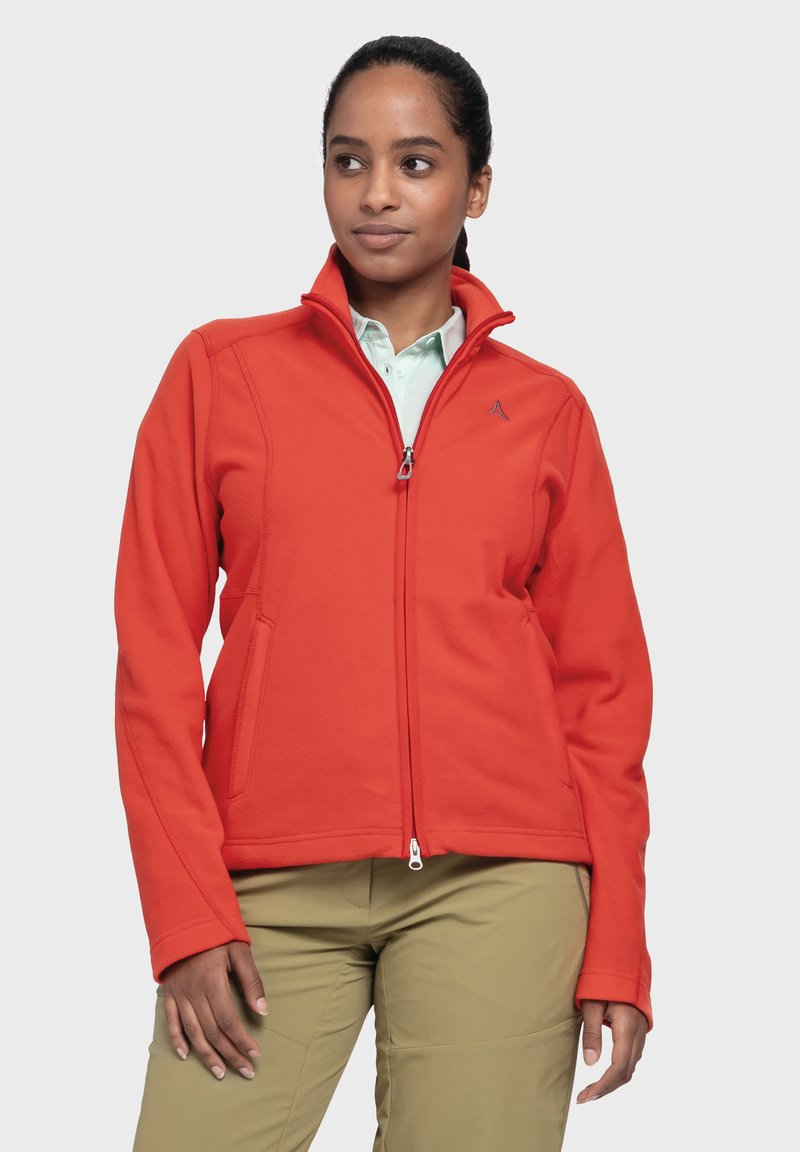 Rote Fleecejacke mit hohem Kragen, Reißverschluss und Seitentaschen. Mit einem kleinen Logo auf der Brust. Glatte Textur, taillierte Passform.