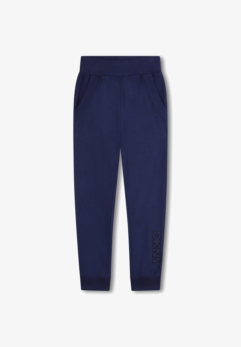 Pantalones de chándal azul marino de tela suave con cinturilla elástica, bolsillos laterales y un logo de DKNY en un estampado tonal en la pierna izquierda.