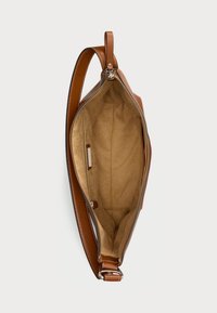 Brūna ādas soma ar rāvējslēdzēju. Interjers ir ar mīkstu bēša oderi, minimālu aparatūru un vienu mazu kabatu. Iekļauta regulējama siksna.