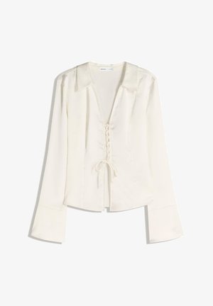 Witte satijnen blouse met lange mouwen, een kraag en een vetersluiting aan de voorkant. Zachte textuur met een getailleerd silhouet en uitlopende manchetten.