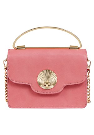 Roze rechthoekige handtas met gouden metalen handvat, kettingriem en ronde zonnestraalsluiting op de voorflap.