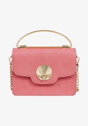 Różowa prostokątna torebka z złotą metalową rączką, łańcuszkowym paskiem i okrągłą klamrą w kształcie rozchodzących się promieni słonecznych na przedniej klapie.