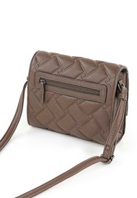 Bolso de hombro de cuero marrón con textura trenzada, bolsillo con cremallera en la parte frontal y correa ajustable. Forma rectangular con acabado suave.