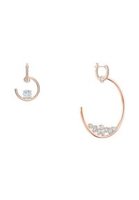 Les boucles d'oreilles créoles en or rose présentent un design circulaire lisse avec une grande pierre précieuse sur une boucle et plusieurs petites pierres sur l'autre.
