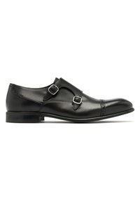 Zapato de vestir de cuero negro con cierres de doble hebilla, punta redondeada, costuras detalladas y un tacón bajo apilado. Textura suave y diseño elegante.