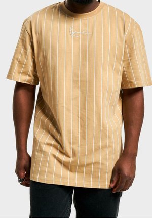 T-shirt à manches courtes à rayures jaunes avec des lignes verticales blanches et un col rond. Présente un logo discret conçu en blanc sur la poitrine.