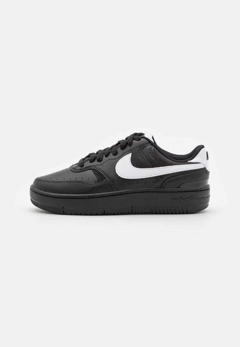 Baskets en cuir noir avec le swoosh blanc de Nike. Présente des lacets ronds et une semelle en caoutchouc texturée. Design basse, finition lisse.
