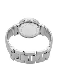 Reloj de acero inoxidable con un acabado plateado pulido, que presenta una correa de malla y eslabones rectangulares. Parte trasera marcda con el nombre de la marca y el número de modelo.